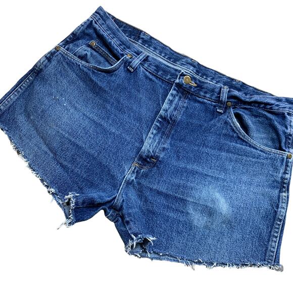 Wrangler Distressed Cutoff Denim Jean Shorts Size 38 Plus - Picture 2 of 5